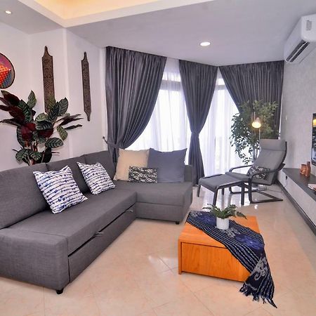 New Riverbank Suites - Waterfront Kuching City Eksteriør billede