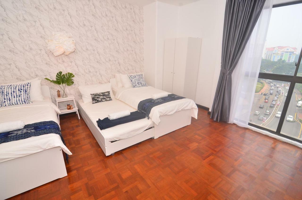 New Riverbank Suites - Waterfront Kuching City Eksteriør billede