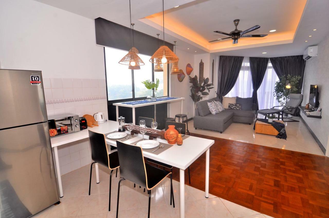 New Riverbank Suites - Waterfront Kuching City Eksteriør billede