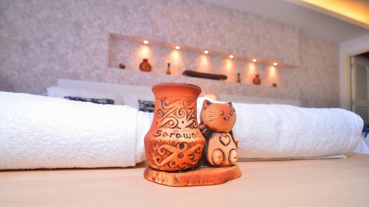 New Riverbank Suites - Waterfront Kuching City Eksteriør billede